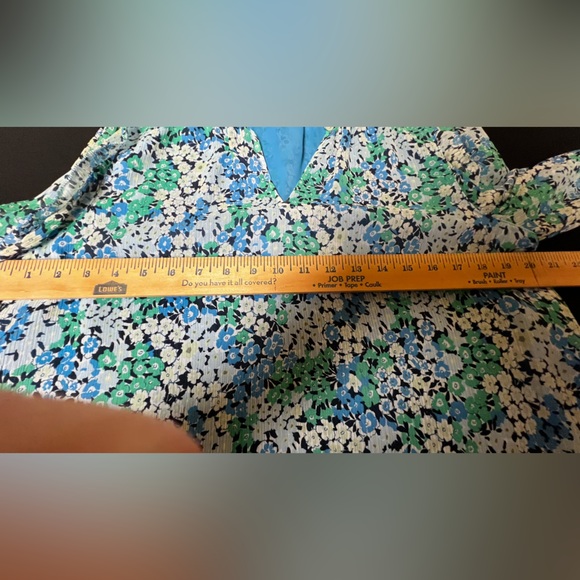 LOFT LIGHT BLUE/GREEN/BLACK FLORAL RUFFLED SLEEVES, SIZE MEDIUM V NECK - Picture 3 of 14